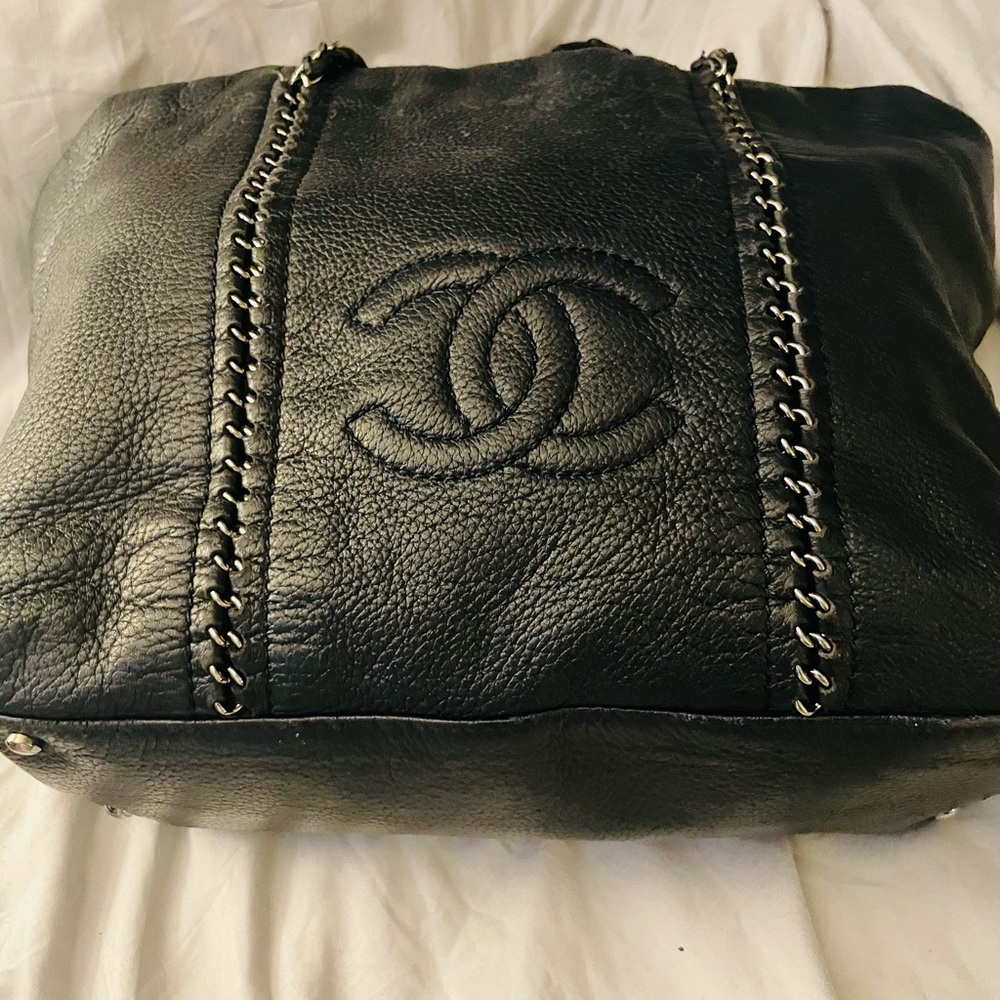 COPY - Authentic Chanel medium navy blue tote bag. small ink mark in  change pu…